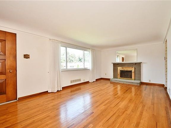 4th image of 1484 Highland Villa Dr