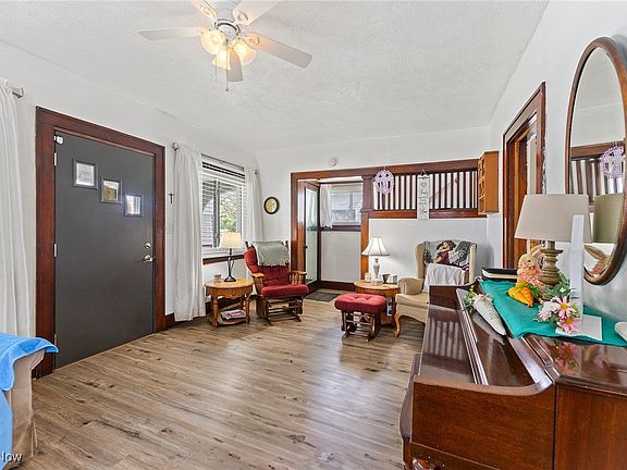 4th image of 137 E Park Ave