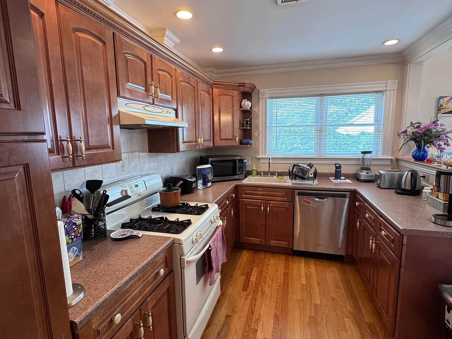 4 bed, 2.5 bath, 2400 sqft, $4,500 — Photo 4