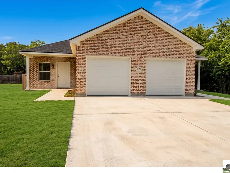 921 Ashwood Dr #A — Photo 2