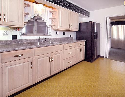 5th image of 402 Bella St
