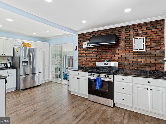 4th image of 2409 Woodridge Rd