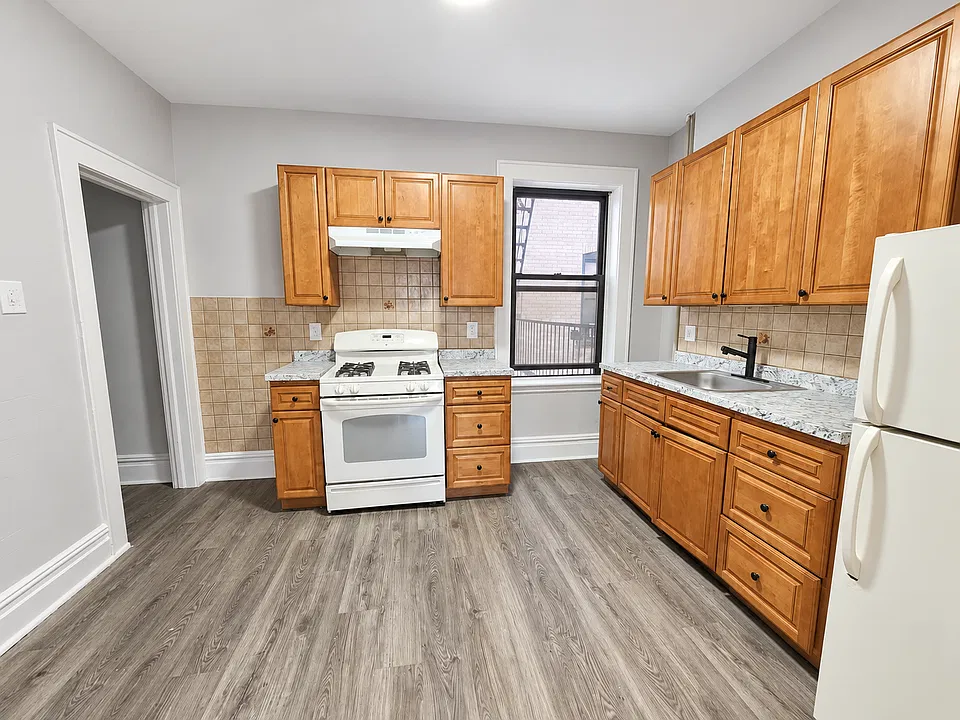 218 Highland Ave #201