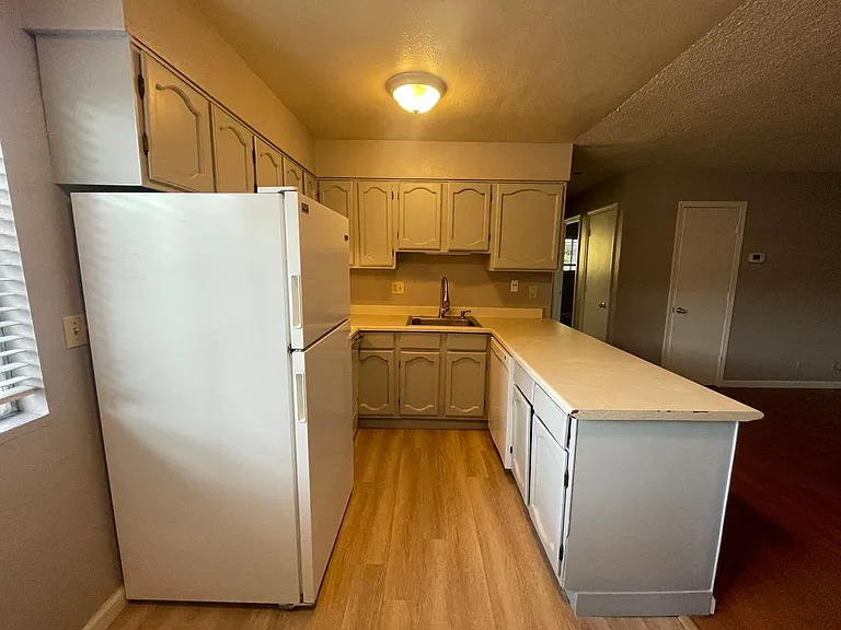 2560 E St #D — Photo 2