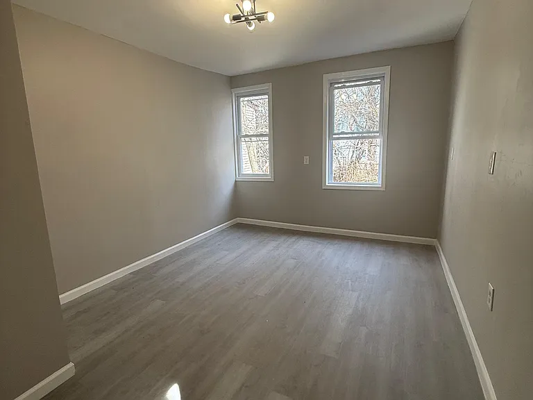 291 W Runyon St #2F — Photo 2