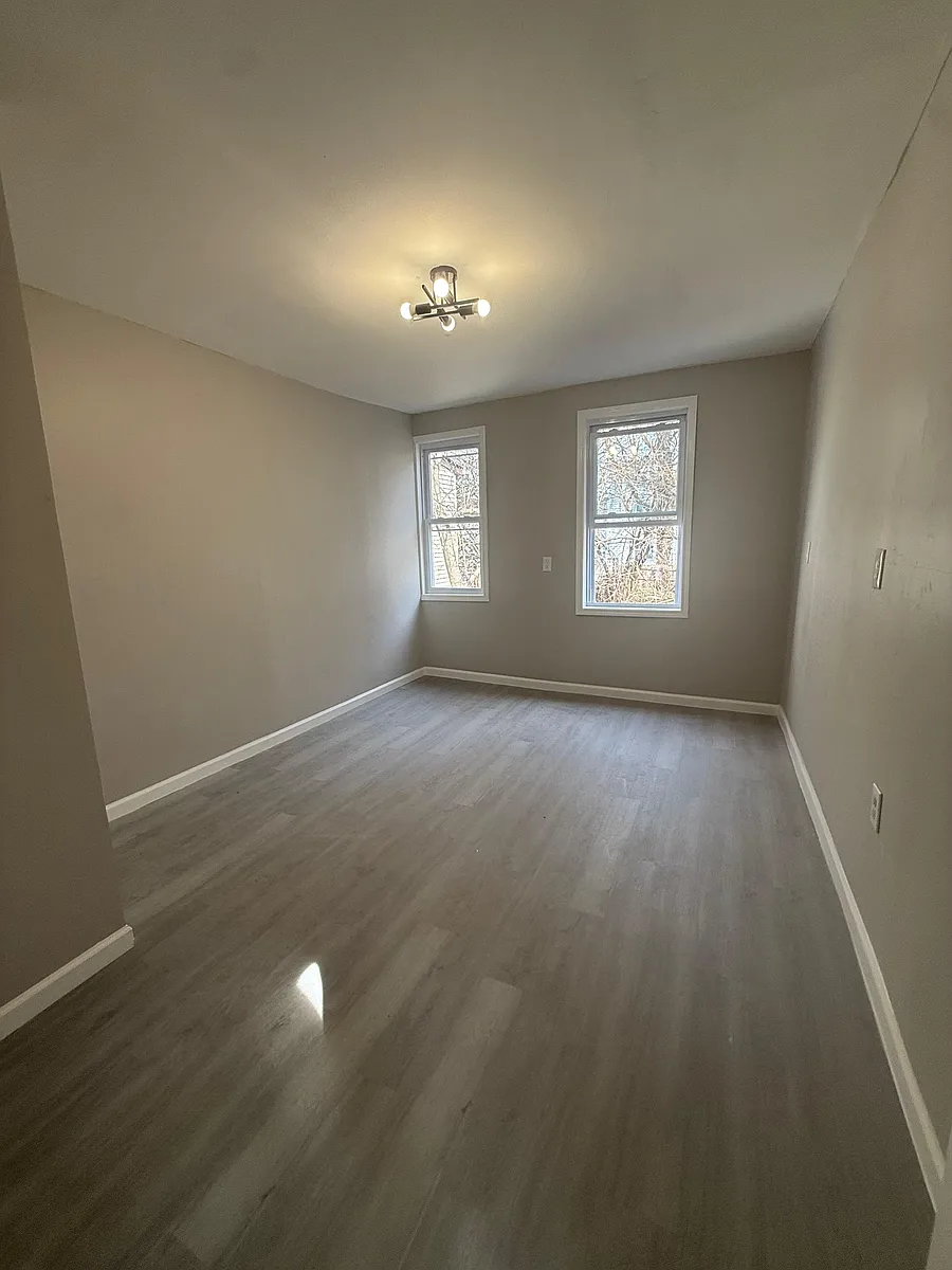 Building Photo - 291 W Runyon St #2F