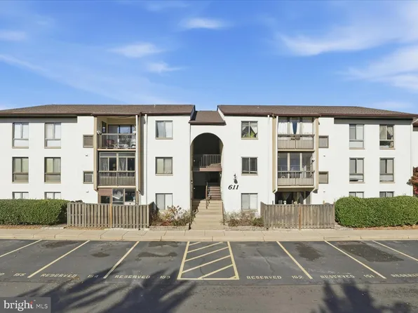611 Center St APT 104, Herndon, VA 20170