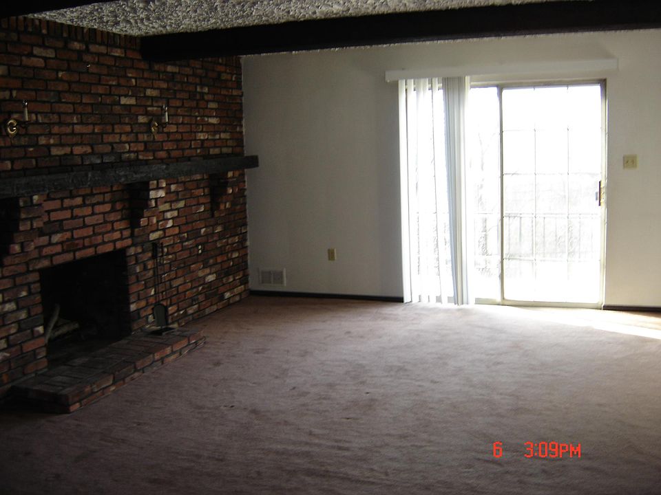 Unit 1-Sliding glass door to deck