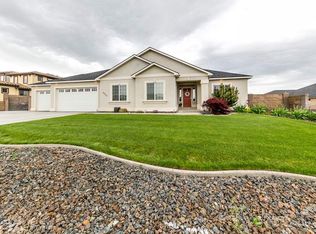 16723 Fairview Loop, Kennewick, WA 99338
