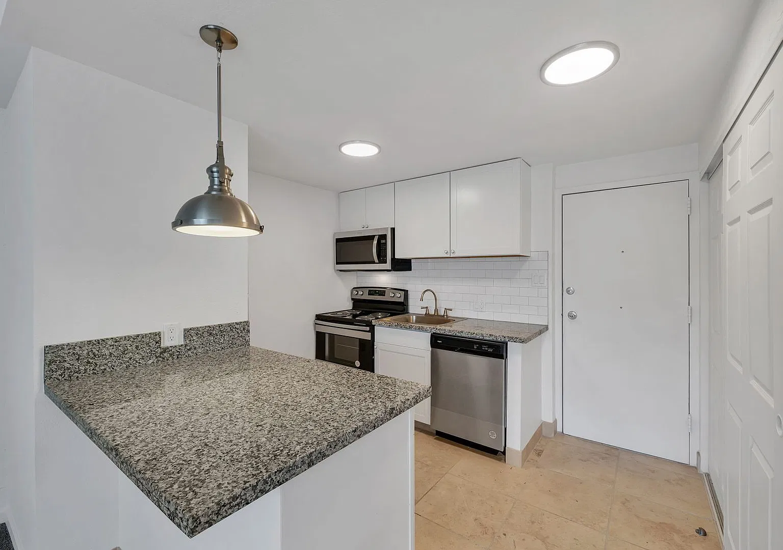 300 Holcomb — Photo 1