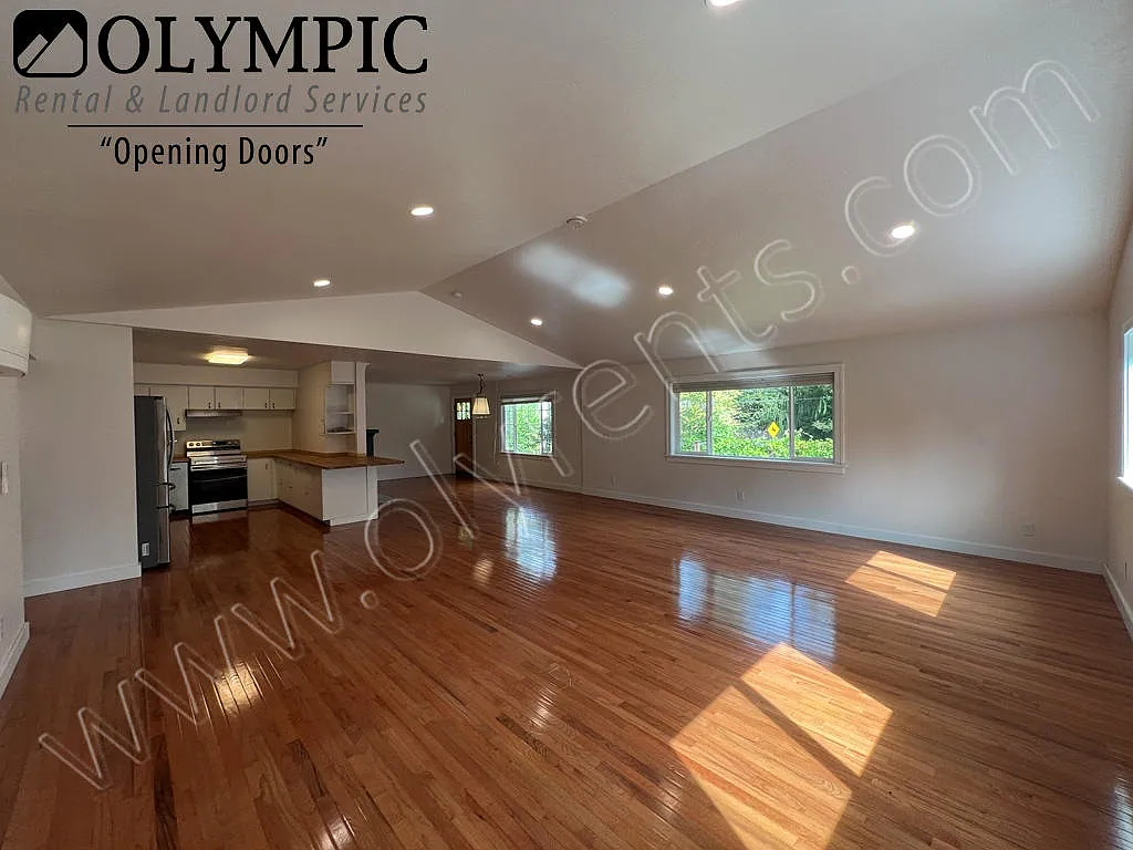 Renovated Eastside Rambler w/ AC! — Photo 1