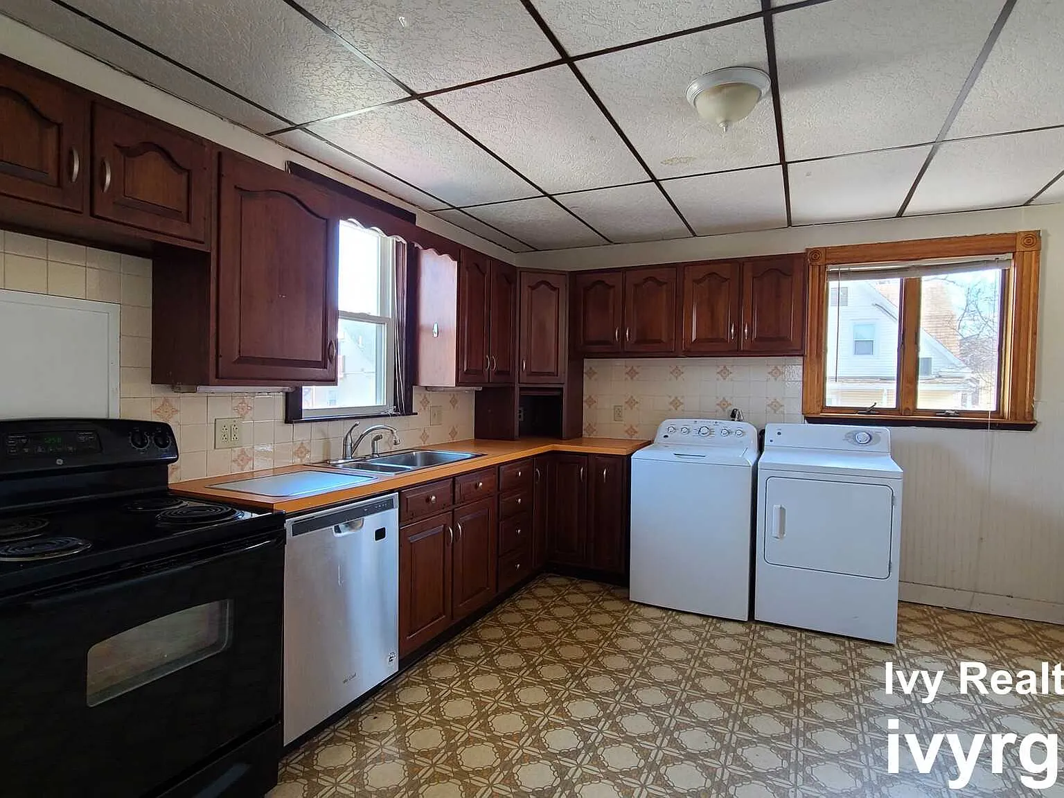 4 bed, 1.5 bath, $3,800 — Photo 1