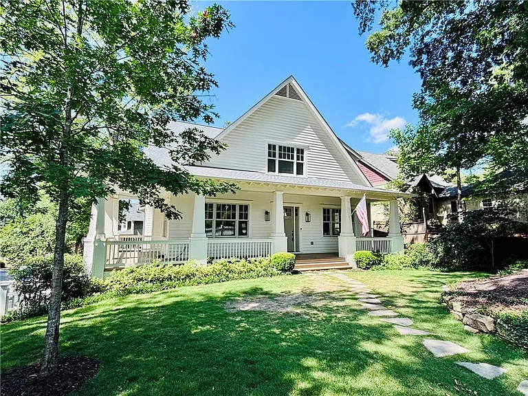 4 E Dr NE — Photo 1