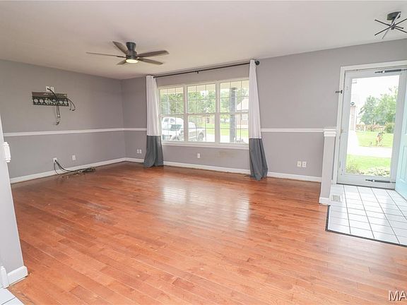 3rd image of 302 Rosebud St