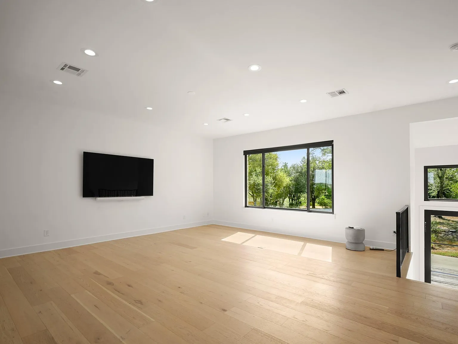 4 bed, 2.5 bath, 2680 sqft, $9,500 — Photo 3