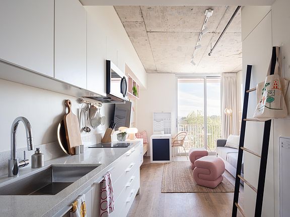 5th image of 901 W Washington St #305