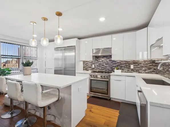 70-25 Yellowstone Boulevard image 2 of 18