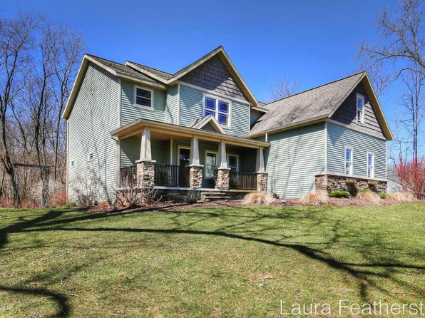 8501 Camelot Ave NE, Rockford, MI 49341