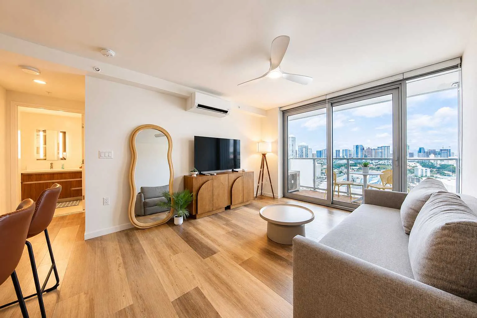 1 bed, 563 sqft, $3,600 — Photo 2