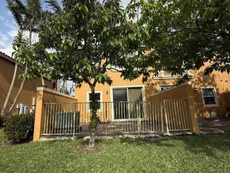 1064 SW 144th Ave #807 — Photo 9