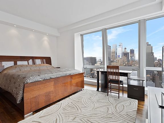 5th image of 400 5th Ave APT 32E