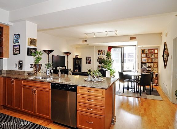 5th image of 451 W Huron St #509