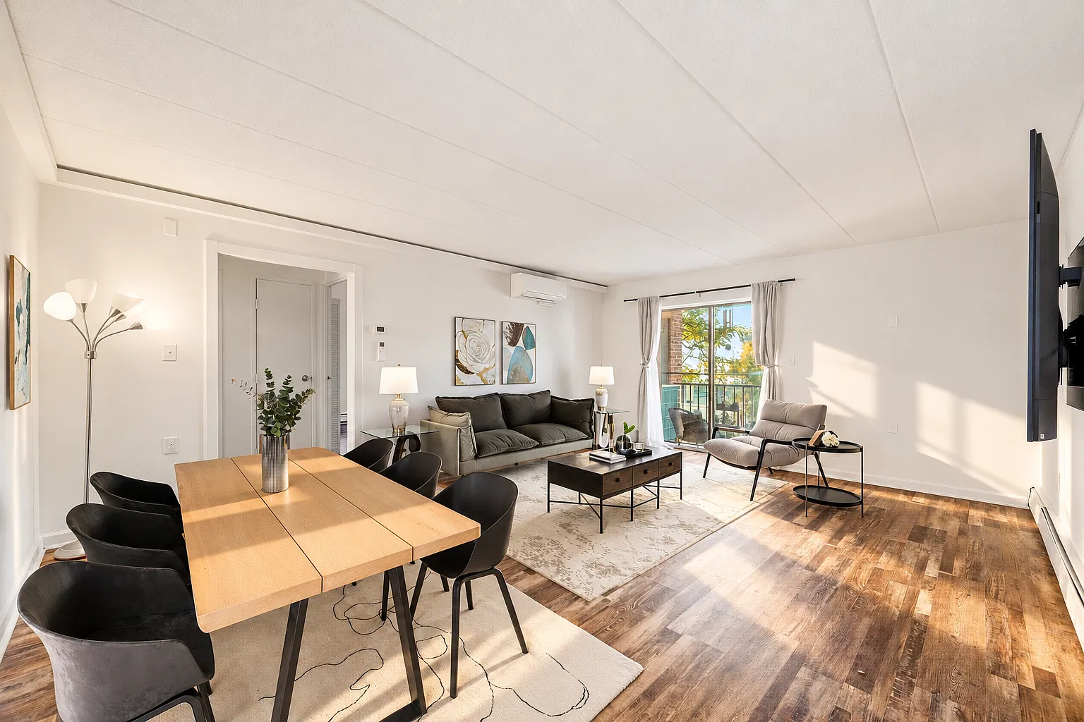 2 bed, 945 sqft, $2,800 — Photo 1