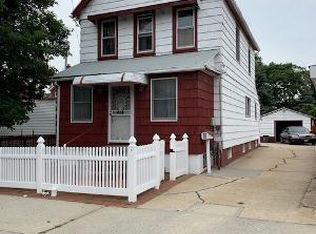 212 Mill St, Lawrence, NY 11559