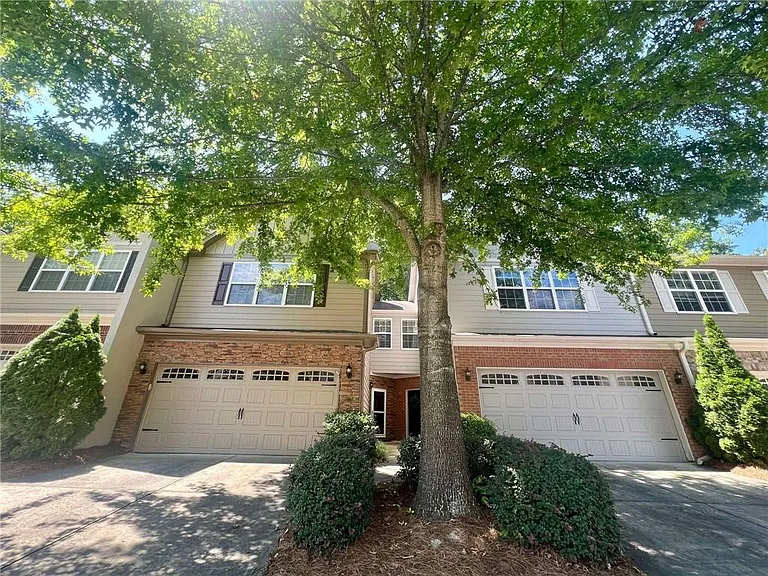 3232 Brockenhurst Dr — Photo 2