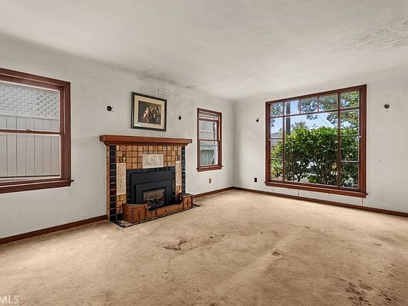 3rd image of 422 W Palm Ave