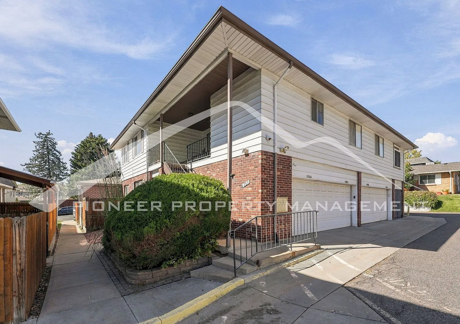 Spacious Townhouse with Central AC and Washer/Dryer — Photo 1