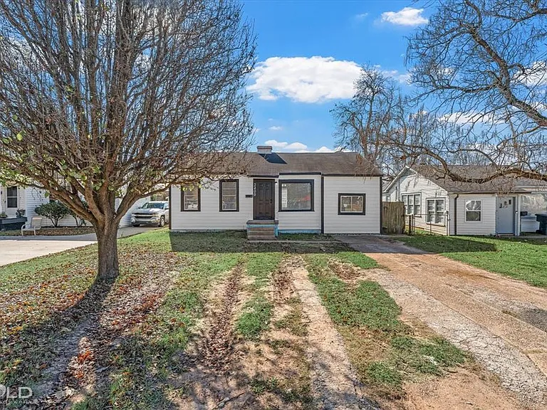 2400 Broadway Dr — Photo 4