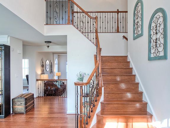 3rd image of 106 Waverly Way