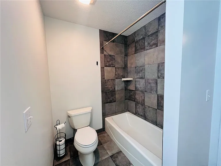 131 Broxbourne Dr — Photo 9