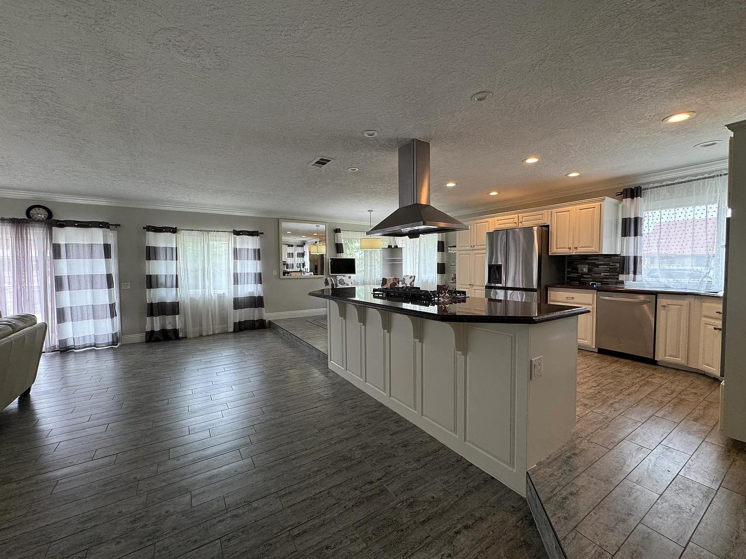 3 bed, 1572 sqft, $2,700 — Photo 3