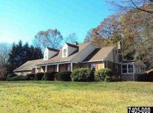 676 Spruce Ln, Seven Valleys, PA 17360