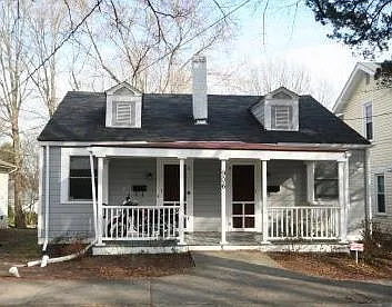 Adorable 1 Bedroom Duplex Near Duke - W&D / Fenced Yd — Photo 2