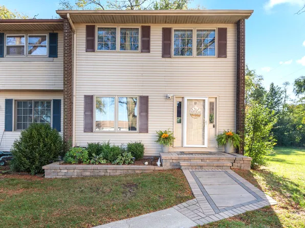 8 E Washington Ct, Plainfield, IL 60544