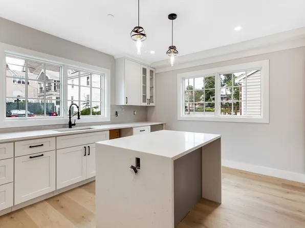 8 Crystal St Floor 2, Melrose, MA 02176