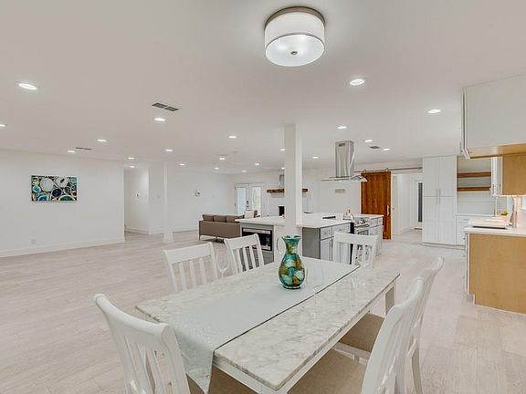5th image of 3318 Camelot Dr