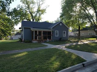 109 E Shawnee St, Paola, KS 66071