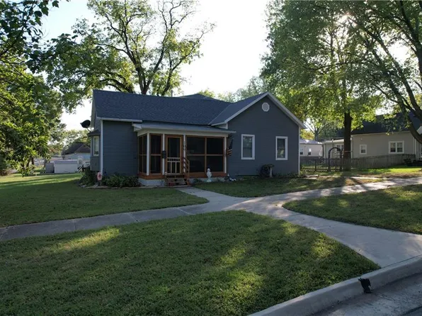 109 E Shawnee St, Paola, KS 66071
