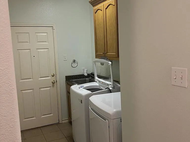 1033 Redwood Ave — Photo 13