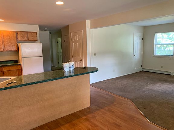 4th image of 111 Bellerose Ave