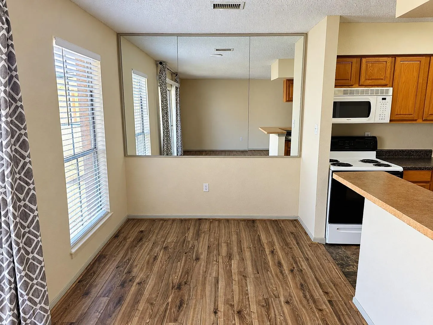 1 bed, 1.0 bath, 722 sqft, $945 — Photo 4