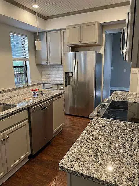 3 bed, 2400 sqft, $1,800 — Photo 2