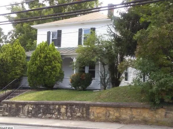 1208 W Beverley St, Staunton, VA 24401