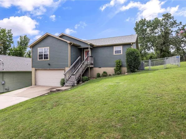 8002 Pine Ln, Rogers, AR 72756