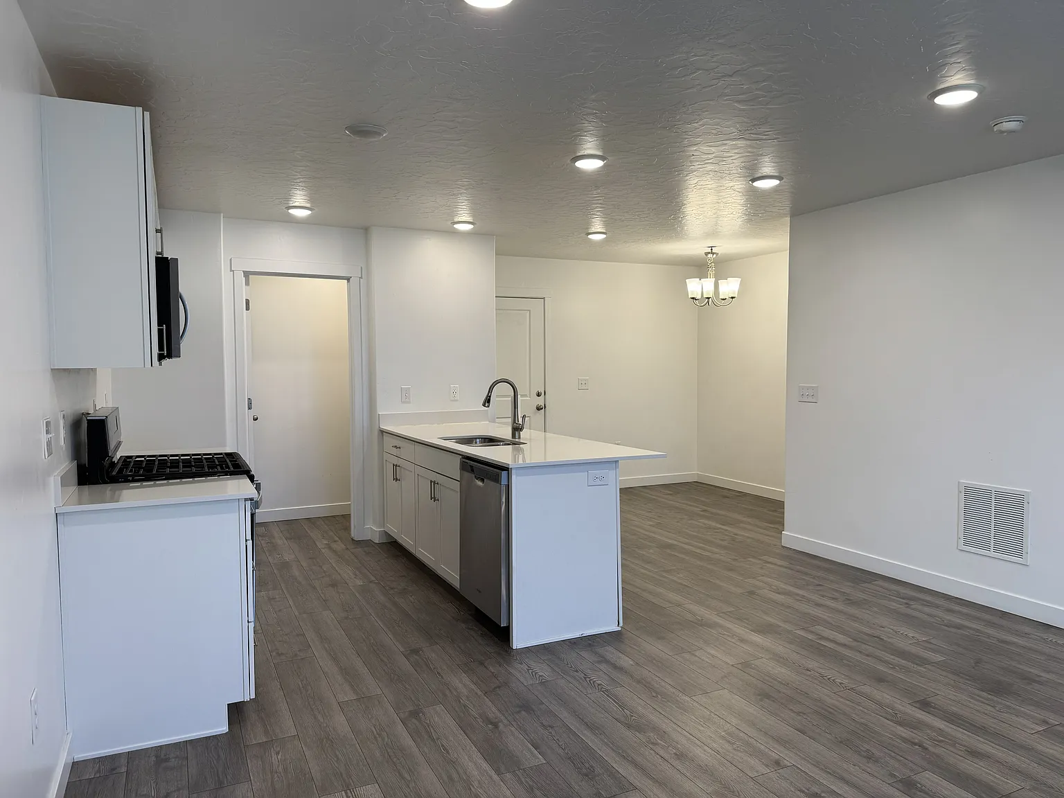3 bed, 1311 sqft, $1,995 — Photo 4
