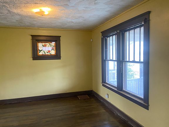 4th image of 165 Louise St